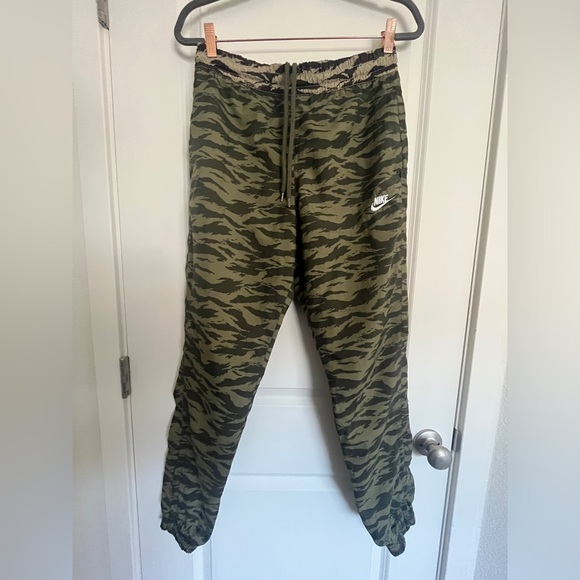 Nike AOP Big Swoosh Wind Breakers - Picture 2 of 5